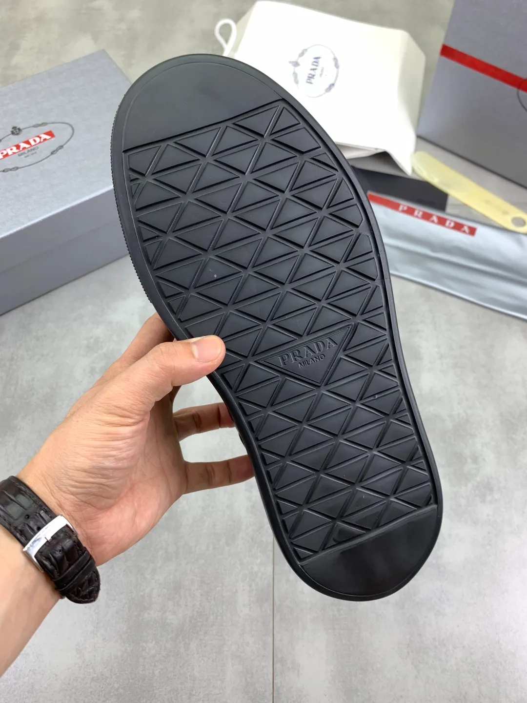 Men's shoes 💰P560💰[New style] popular models are on the official website, 🆘 Trendy brand (Prada) mainly promotes popular models, avant-garde and versatile fashion men's shoes private version mold opening, cowhide surface splicing 1:1.. Fashionable and simple, original imported cowhide lining cowhide feet; the atmosphere and personality are more fashionable, eye-catching and pursuing class. It will subvert the old idea and be a must-have for fashionistas with you! Must keep it for yourself! Tall and comfortable, large and low, high-end quality workmanship. Number of yards: 38-45 4️⃣optional.